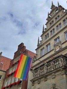 Die Regenbogenflagge am Stadtweinhaus. Foto: Amt für Kommunikation, Stadt Münster.