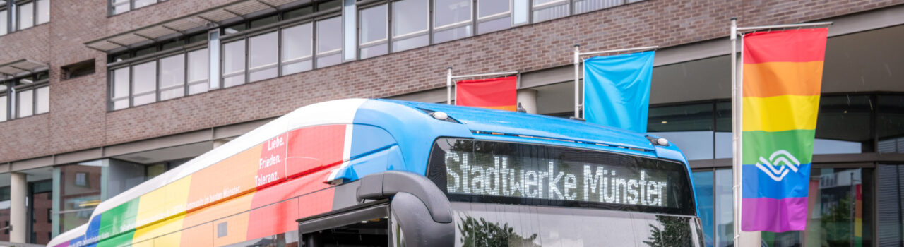 Sebastian Jurczyk stellt den neuen Pride-Bus der Stadtwerke vor. Foto: Stadtwerke Münster.
